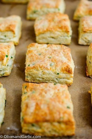 Печенье с сыром и луком. Сыр творит с выпечкой чудеса – обычное печенье становится потрясающе ... - 2
