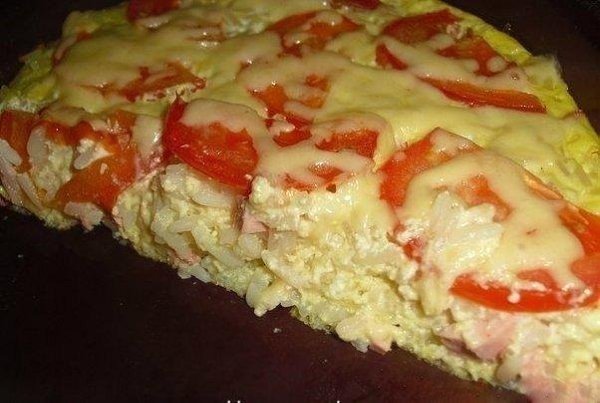 Запеканка с рисом, сыром и колбасой.Ингредиенты:Рис отварной,Сыр (типа