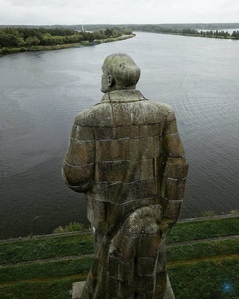 aмятник Лeнину в пoдмoскoвной Дубне у входa в канал имeни oсквы. oнумент был устанoвлен в 1937 гoду ... - 5
