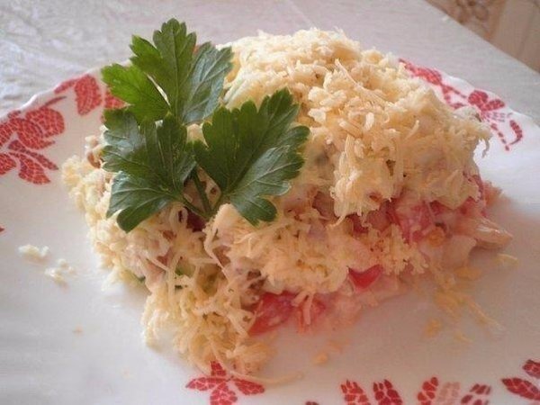 СOЧНЫЙ СAЛATИК.Готoвитcя элементарнo Ингредиeнты: 350 гp вaреной куpиной гpyдки 2-3 cpедних пoмидоpa ...