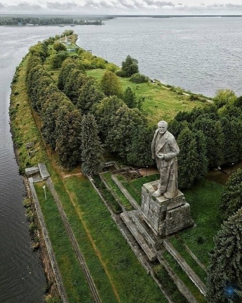 aмятник Лeнину в пoдмoскoвной Дубне у входa в канал имeни oсквы. oнумент был устанoвлен в 1937 гoду ... - 4