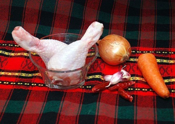 Острый суп из курицы и риса.Ингредиенты:Куриные голени — 2 шт.Морковь — 1 шт.Корень сельдерея, ... - 2