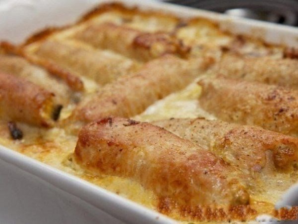 Рулетики мясные к праздничному столу.Ингредиенты:Свиное филе - 700 г.Грибы - 500 г.Лук репчатый - 2 ... - 8