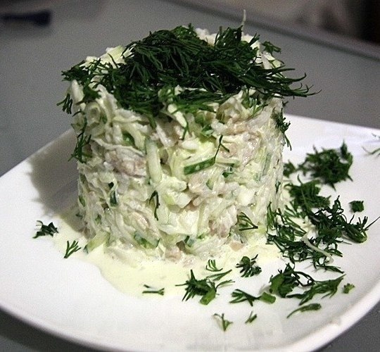 Салат с кальмарами и капустой.на 100грамм - 84.49 ккалБ/Ж/У - 5.06/0.6/15.16Ингредиенты: Кочан ...