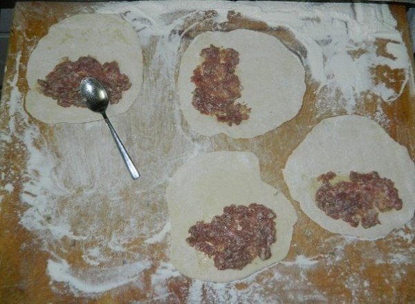 Очень вкусные чебуреки - быстро и легко.Ингредиенты для теста:- 1 стакан густой простокваши- мука- ... - 3