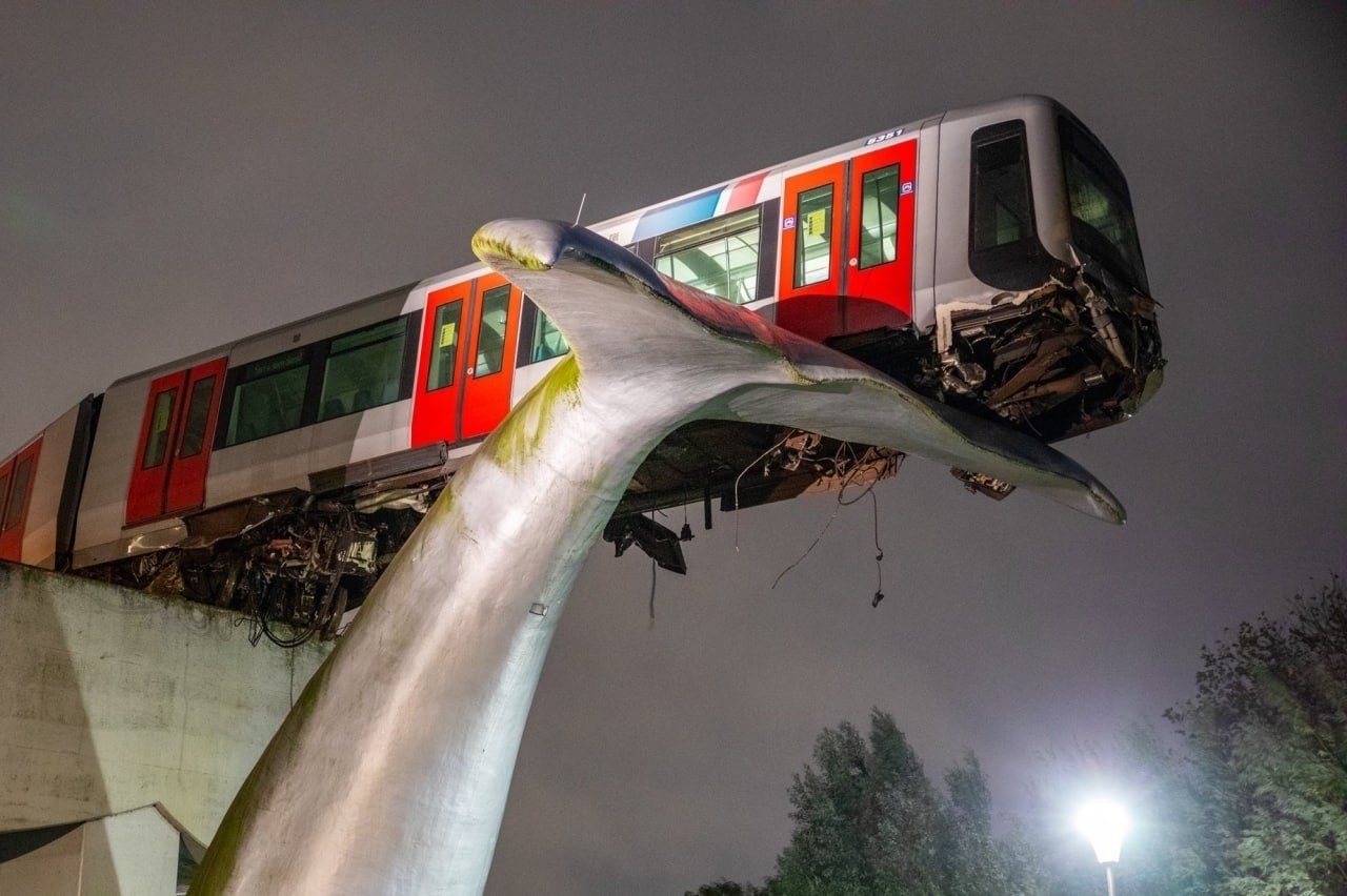 Поезда пошли. Поезд в Роттердаме на хвосте кита. Поезд в Нидерландах скульптура спасла. В Роттердаме поезд метро после аварии повис на хвосте кита.