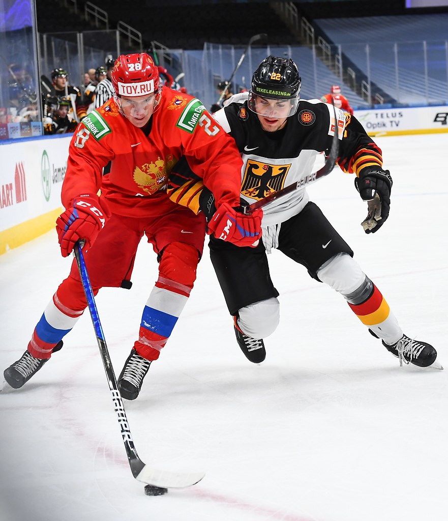 Хоккей видео прямая. МЧМ 2021 по хоккею. IIHF World Juniors 2021. Россия Германия хоккей. Вбрасывание шайбы в хоккее.