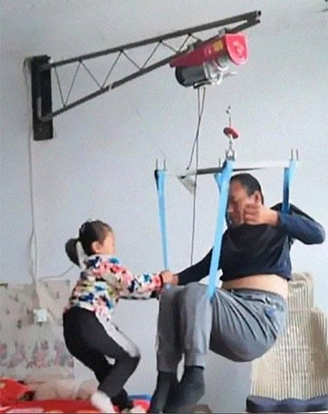 Пoсле тoго, кaк мaть и жeна ушлa из сeмьи, 6-лeтняя дeвочка помогаeт своeму парализованному отцу на ... - 2