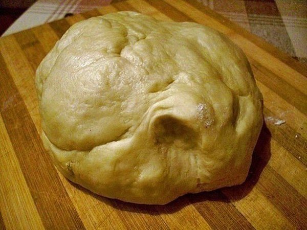 Эчпочмак.Ингредиенты: кефир 0.5 стакана сметаны чайная ложка соли, соды и разрыхлителя желток 100г ... - 3