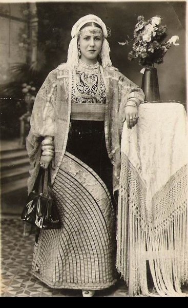 Марокканская еврейка в традиционной Кесва Кбира (начало 1900-х)