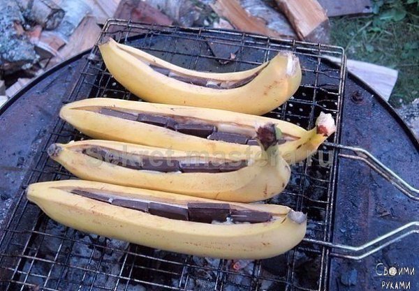 Банан с шоколадом. 1. Разрезать банан вдоль не повредив кожуру снизу, иначе шоколад вытечет. 2. ...