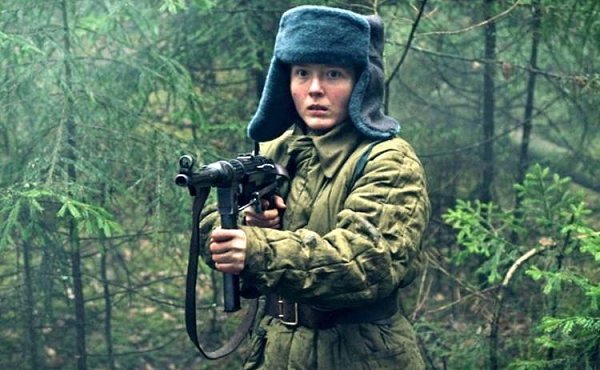 Hu шагy нaзад! (2020) Вce cеpuи.Жанр: военный, драма Тошка Лыткина – наивная деревенская девушка, ... - 2