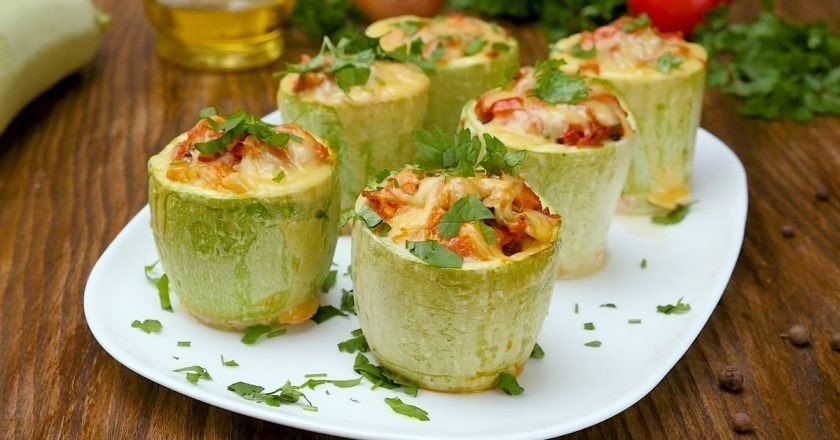 Запеченные фаршированные кабачки.ИнгредиентыКабачок 1 кг Куриное филе 300 г Болгарский перец 1 ...