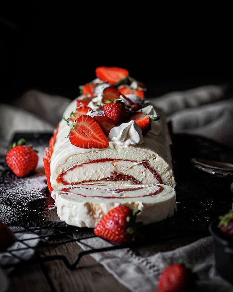 МЕРЕНГОВЫЙ РУЛЕТ С КЛУБНИКОЙ. Меренга: 5 яичный белков( комнатной температуры). 225 гр. сахара. 1 ч. ...