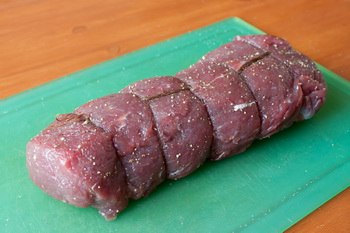 Ростбиф с запеченным луком и шампиньонами.Ингредиенты на 6 порций:говяжья вырезка одним куском ... - 2