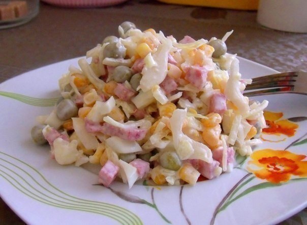 Вкусный салатик .Ингредиенты: -кукуруза - 1 банка, -горошек - 1 банка, -колбаса варено-копченая - ...