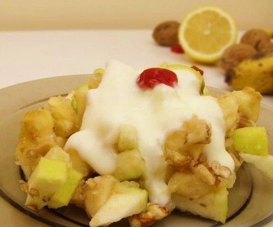 Сладкий салат с яблоками, бананами и орехами.На улице зима, простуда — частое явление. Поэтому нужно ...