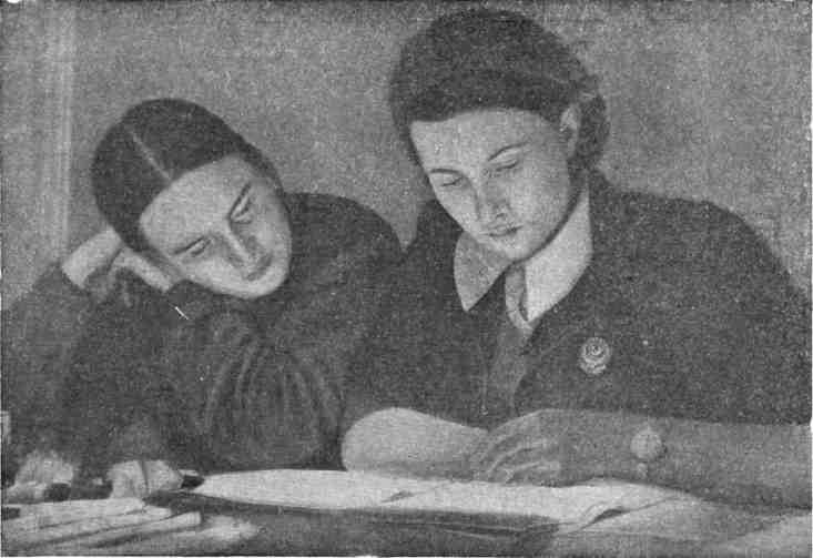 24 октября 1937 года летчицы В. Гризодубова и М. Раскова совершили на самолёте АИР-12 перелёт Москва ...