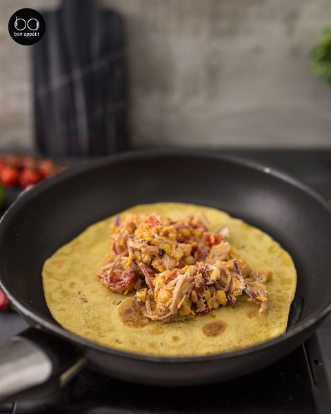 Кесадилья с сыром и курицей.Ингредиенты:Растительное маслоКуриное бедро (филе) — 8 шт.Конс. кукуруза ... - 6