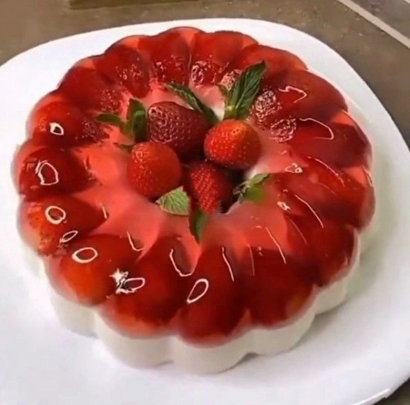 ТВОРОЖНЫЙ ДЕСЕРТ с клубникой. Фрукты можно использовать любые на свой вкус, кроме киви и ананасов, ...
