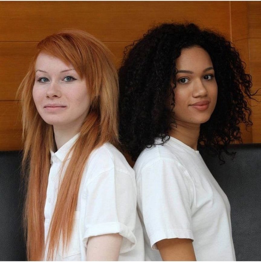 Рыжие близняшки. Девушки с разным цветом кожи. Рыжие сестры близнецы. Девочки близняшки рыжие. Девушки с разными волосами.