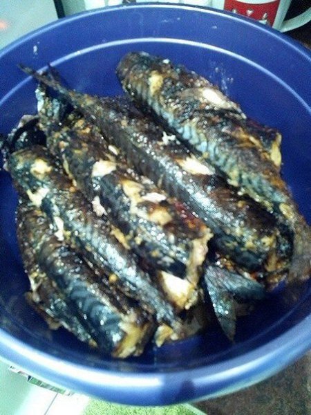 Скумбрия на мангале. Продукты: свежемороженая скумбрия, майонез, горчица, кетчуп, чеснок, лук, ... - 5