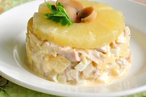 САЛАТ С АНАНАСАМИ И КУРИЦЕЙ .ИНГРЕДИЕНТЫ: Консервированные ананасы (1 банка) Яйца (4 шт.) Куриное ...