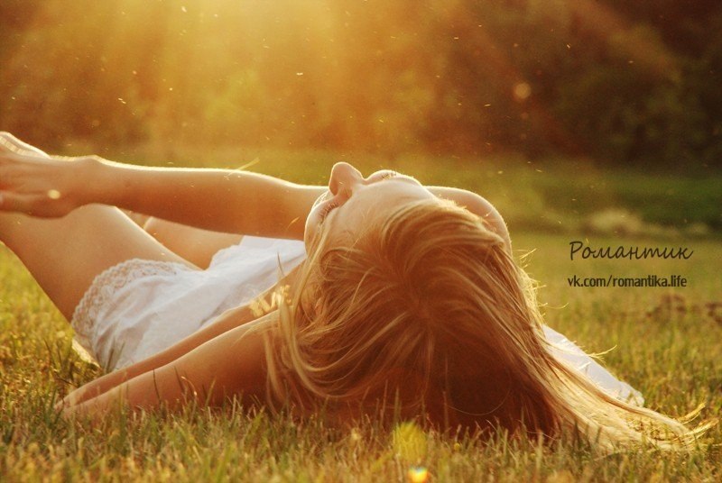 Девушка в лучах солнца. Девушка в солнечных лучах. Нежится в лучах. Нежится в лучах. Девушка в лучах солнца.