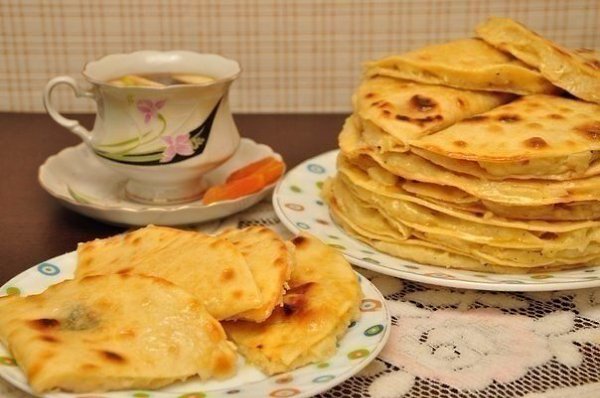 Кыстыбый - вкусные татарские лепешечки с картошкой-пюре .Ингредиенты: Тесто: -молоко 130 мл -яйца 1 ...