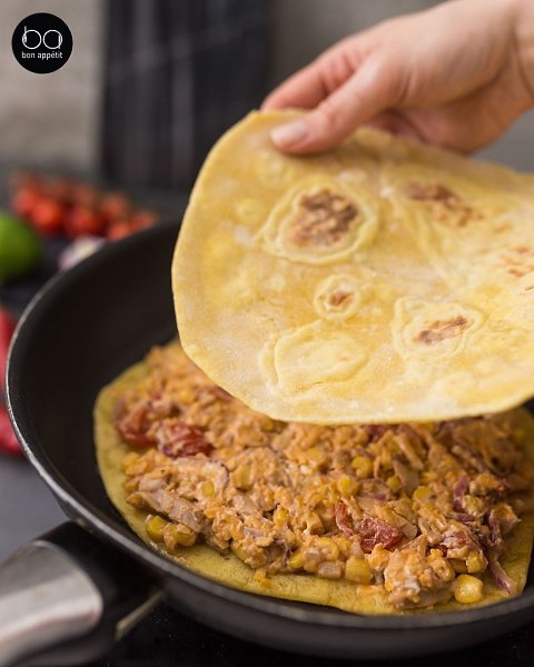 Кесадилья с сыром и курицей.Ингредиенты:Растительное маслоКуриное бедро (филе) — 8 шт.Конс. кукуруза ... - 7