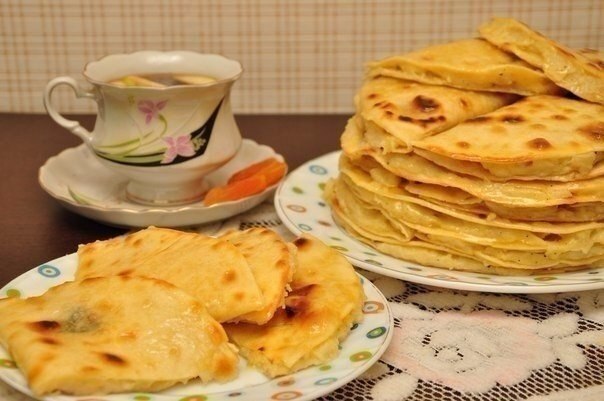 Кыстыбый - вкусные татарские лепешечки с картошкой-пюре .Ингредиенты: Тесто: -молоко 130 мл -яйца 1 ...