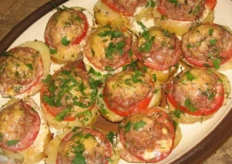 Картофель, запеченный с мясом и помидорами. Ингредиенты: Картофель – 5 крупных картофелин Помидоры – ...