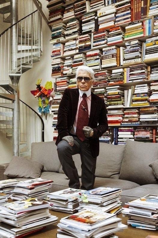 "У меня книг больше, чем полок для них. И я все их прочел. Я как Шварценеггер, только качаю ...