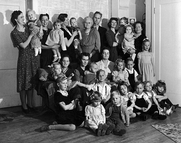 Огромная семья многоженца Рулона К. Оллреда , Юта, 1944. Рулон Кларк Оллред, врач, стоит со своими ...