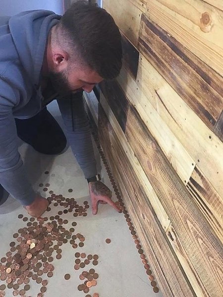 Владельцы барбершопа застелили пол деньгами.На необычное оформление ушло 70 тысяч монет на общую ... - 2