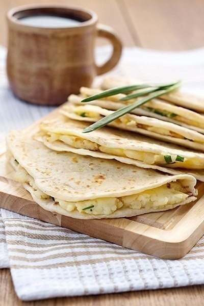 Кыстыбый с картошкой и луком.Ингредиенты:Начинка:- 1,5 стакана картофельного пюре- 1 луковица- 2 ст. ...