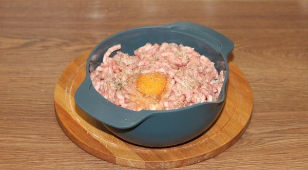 Ежики с рисом в сливочном соусе.Ингредиенты:мясной фарш - 250 гветчина вареная - 150 грис - 1 ... - 5
