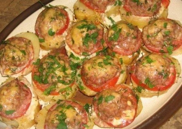 Картофель, запеченный с мясом и помидорами. Ингредиенты: Картофель – 5 крупных картофелин Помидоры – ...