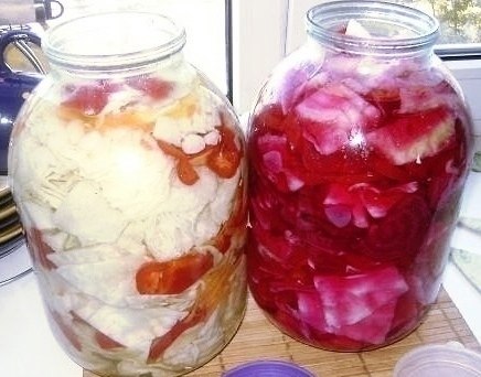 СУТОЧНАЯ КАПУСТА. . Продукты: - кочан капусты; - 1 небольшая свекла; - 3-4 зубчика чеcнока; -перец ...