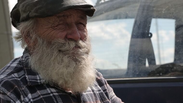 Летним полуденным днем на веранде коттеджа лежал дед. Его абсолютно седая борода поднималась и ...