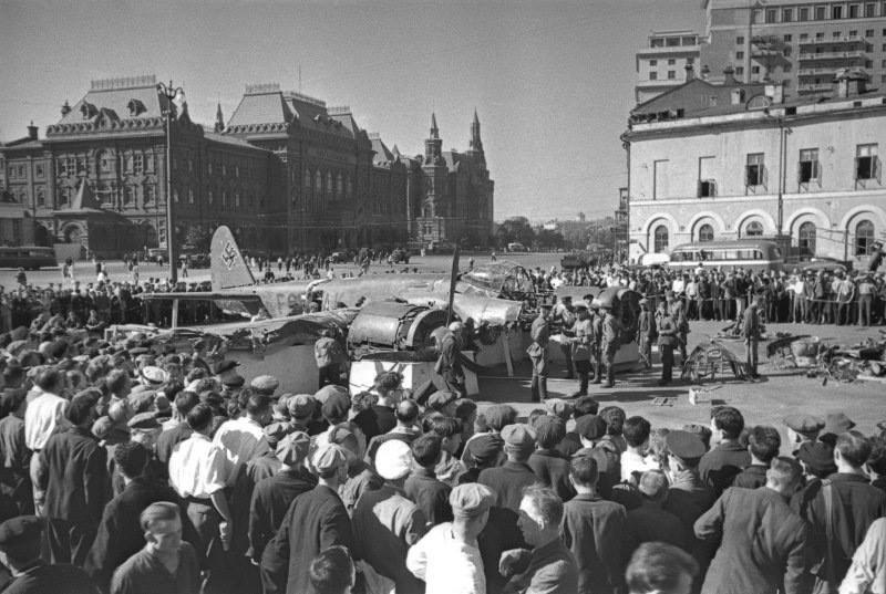 30 июля 1941 года. Самолет Юнкерс Ю-88 сбитый советскими ПВО у Истры и выставленный на обозрение ...