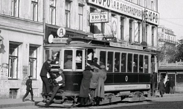 29 декабря 1911 года в Москве появился маршрут легендарной «Аннушки» — трамвая «А».Первые трамваи ...