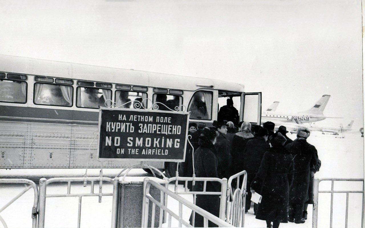 Посадка пассажиров в автобус в аэропорту Внуково. 1960 год. | Назад в СССР  | Фотострана | Пост №2550267367