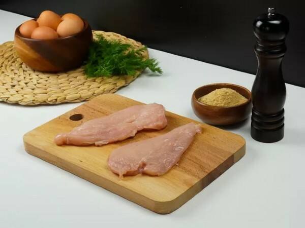 Куриный шницель в панировке.Ингредиенты:Филе куриной грудки 250 гКуриное яйцо 2 шт. Панировочные ... - 3