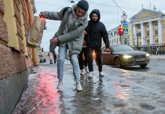 Под тротуарами в Петербурге проложат греющую сетку.В октябре в Санкт-Петербурге стартует пилотный ...
