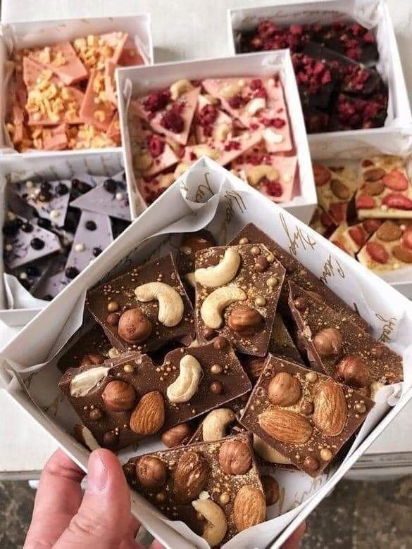 :) В кондитерском отделе: - Девушка-продавец! У вас тут столько вкусного… глаза вразбег. Подскажите: ...