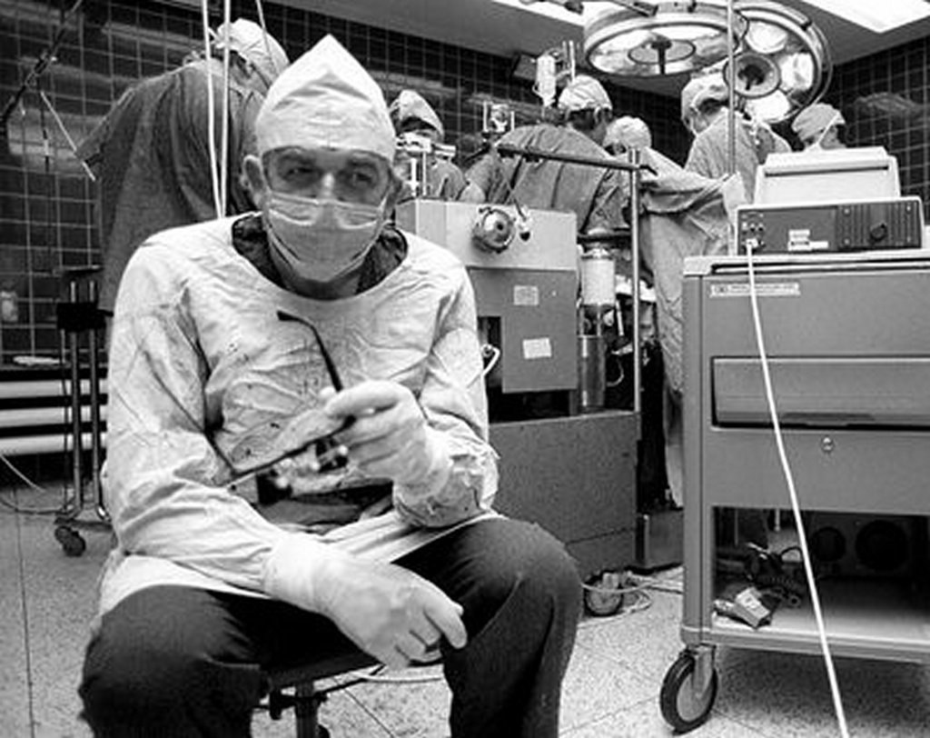 Хирург после 23 часовой операции на сердце. Операции часовой. Хирург после 23 часовой операции. Польский кардиохирург збигнев релига. Операция на головном мозге.