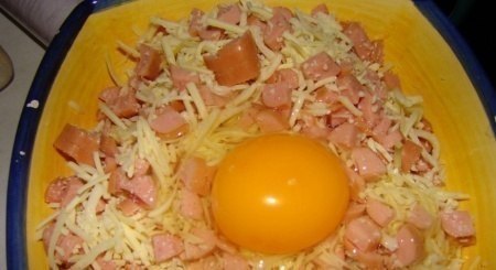 Сырные котлеты.Нам потребуется:-Сыр твердый (тертый) — 200 г-Сосиски — 4 шт.-Яйцо (1 шт. для теста + ... - 2
