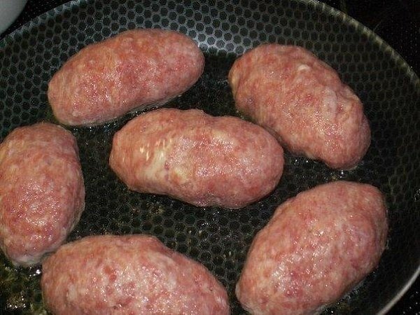 Котлетки под шубкой.Ингредиенты:Фарш (из индейки) - 1 кгЯйцо куриное - 2 штБатон (белый, без ... - 3