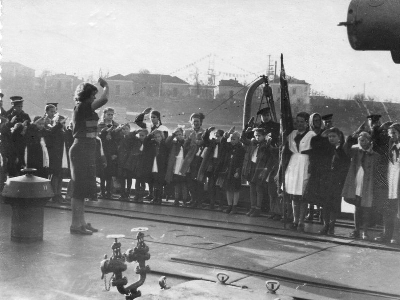 1955 - Город Севастополь - Прием школьников в пионеры на борту линкора "Новороссийск" ...